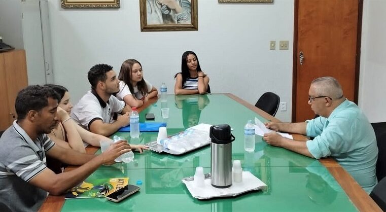 DENIR FERREIRA RECEBE ESTUDANTES ORGANIZADORES DOS JOGOS ESTUDANTIS 2022