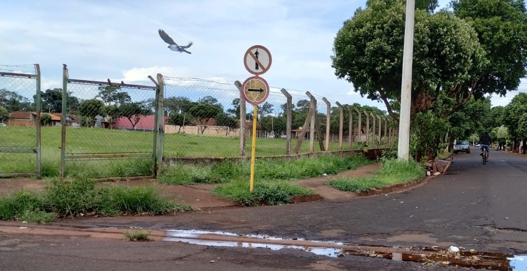 POPULAÇÃO VOLTA A PEDIR LIMPEZA DE PASSEIO PÚBLICO NO BAIRRO JOSÉ PUGLIESI, EM GUAÍRA