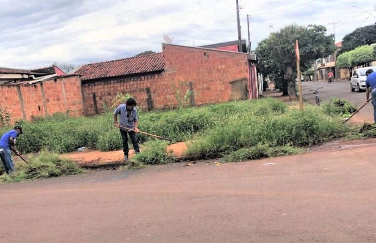 DEPOIS DE COBRANÇAS DA POPULAÇÃO, PREFEITURA LIMPA CALÇAMENTO NO BAIRRO BOM JESUS, EM GUAÍRA