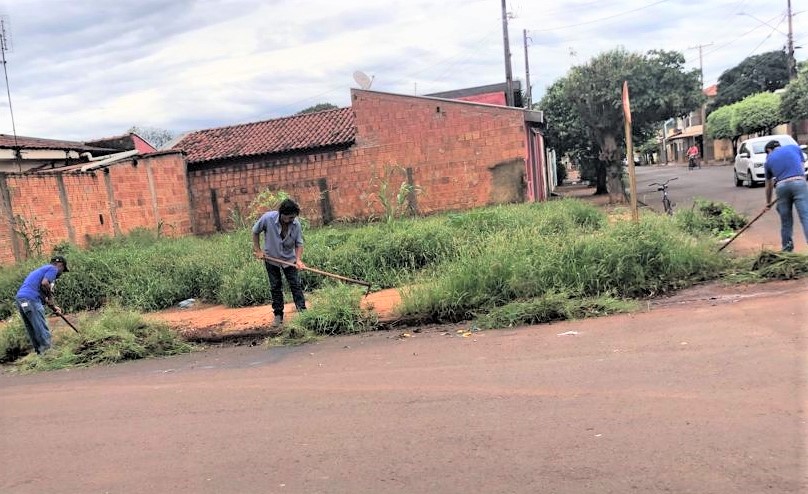 DEPOIS DE COBRANÇAS DA POPULAÇÃO, PREFEITURA LIMPA CALÇAMENTO NO BAIRRO BOM JESUS, EM GUAÍRA