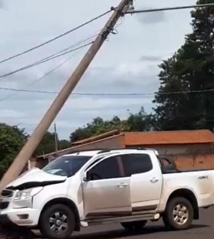 VÍDEO; MOTORISTA PERDE CONTROLE DA DIREÇÃO, BATE E DERRUBA POSTE NO BAIRRO MURAISHI