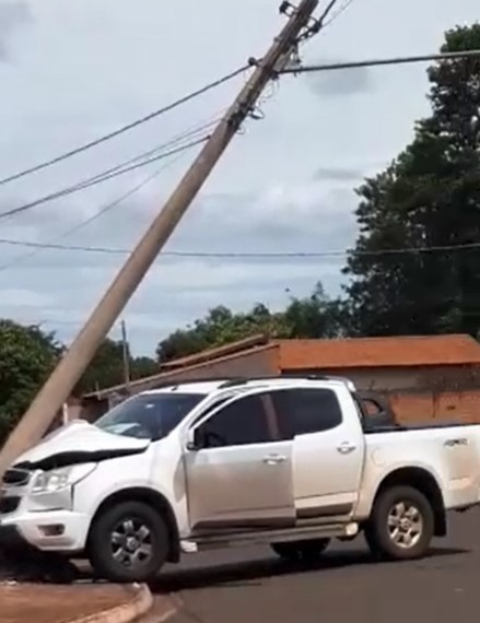 VÍDEO; MOTORISTA PERDE CONTROLE DA DIREÇÃO, BATE E DERRUBA POSTE NO BAIRRO MURAISHI