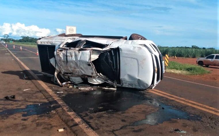 CAPOTAMENTO DE CAMIONETE DEIXA TRÊS PESSOAS FERIDAS