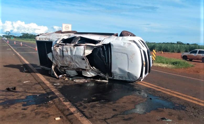 CAPOTAMENTO DE CAMIONETE DEIXA TRÊS PESSOAS FERIDAS