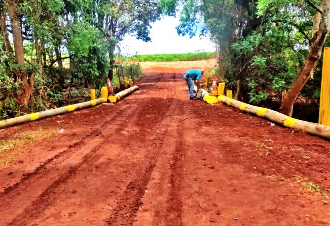 ADMINISTRAÇÃO SINALIZA PONTE DA SANTA RITA NA ZONA RURAL DE GUAIRA