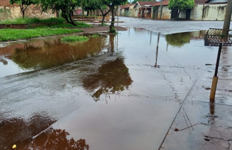 CHUVAS DEIXAM RUAS ALAGADAS NO BAIRRO JOÃO VACARO, EM GUAÍRA