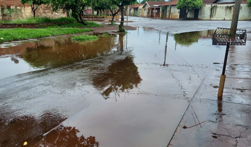 CHUVAS DEIXAM RUAS ALAGADAS NO BAIRRO JOÃO VACARO, EM GUAÍRA