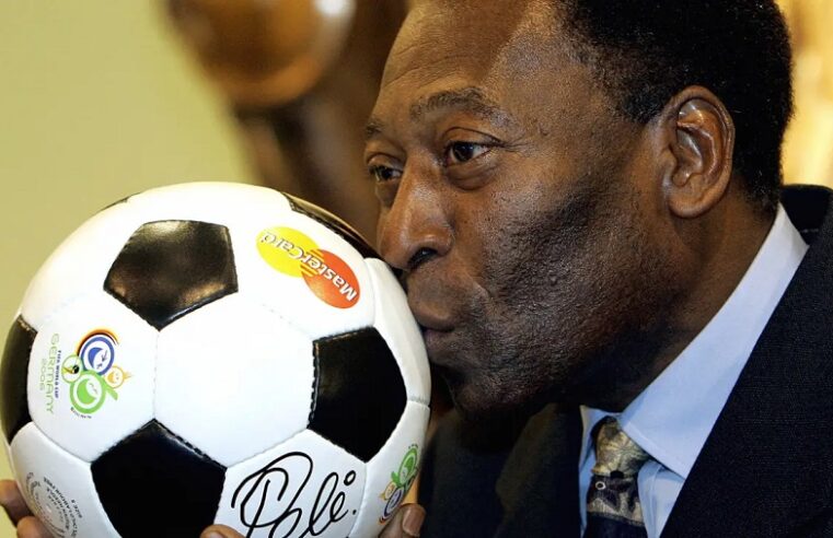 PELÉ, O MAIOR JOGADOR DA HISTÓRIA DO FUTEBOL, MORRE AOS 82 ANOS