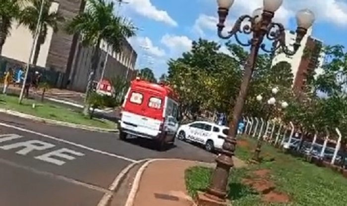 VÍDEO; URGENTE: BRIGA NO SHOPPING DE BARRETOS, TERMINA COM DISPAROS DE ARMA DE FOGO PRÓXIMO AO ROCHÃO. DUAS JOVENS TERIAM SIDO ATINGIDAS