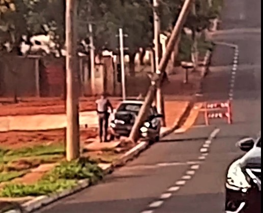 MOTORISTA PERDE O CONTROLE E BATE EM POSTE EM BARRETOS