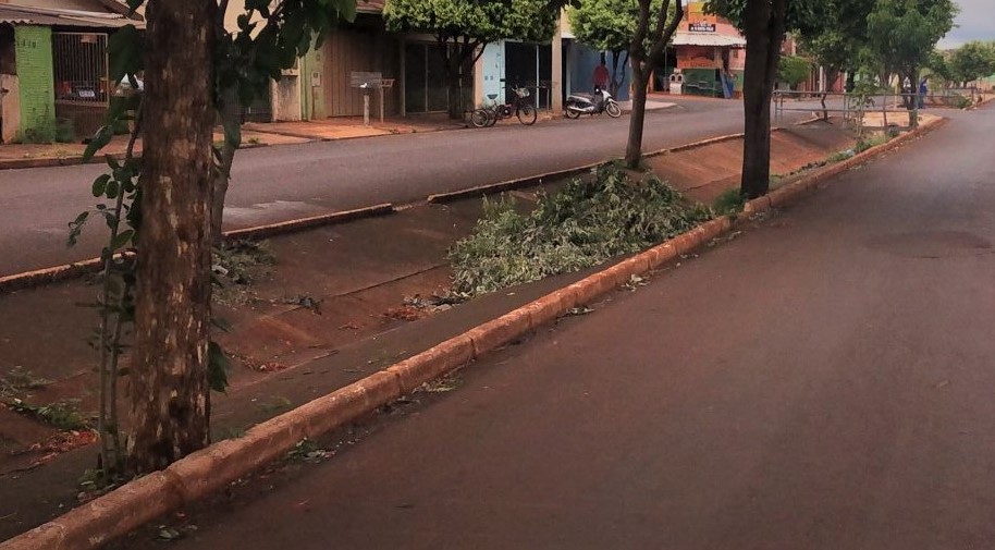 APÓS LIMPEZA FEITA PELA PREFEITURA, MUNÍCIPE JOGA LIXO EM VALETA DE ESCOAMENTO DE ÁGUAS PLUVIAIS