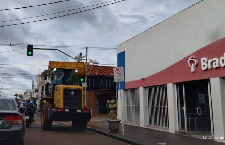 VÍDEO; SINDICATO CHAMA DE “ESTARRECEDORA” IMAGEM DE SERVIDOR SEM E.P.I, IÇADO EM PÁ CARREGADEIRA PARA COLOCAÇÃO DE SUPORTE DA ILUMINAÇÃO DE NATAL EM GUAÍRA