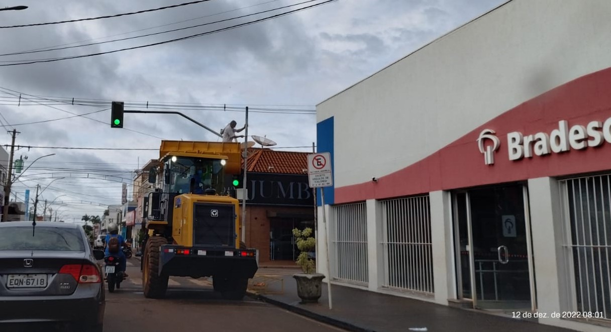 VÍDEO; SINDICATO CHAMA DE “ESTARRECEDORA” IMAGEM DE SERVIDOR SEM E.P.I, IÇADO EM PÁ CARREGADEIRA PARA COLOCAÇÃO DE SUPORTE DA ILUMINAÇÃO DE NATAL EM GUAÍRA
