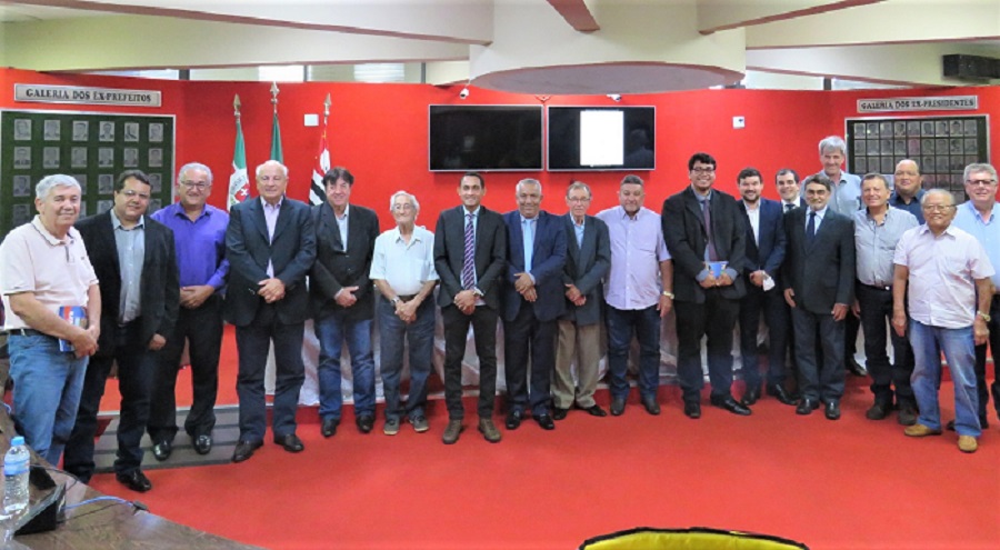 LANÇAMENTO DA NOVA REVISTA DO LEGISLATIVO GUAIRENSE REUNE EX E ATUAIS VEREADORES E PREFEITOS NA CÂMARA MUNICIPAL