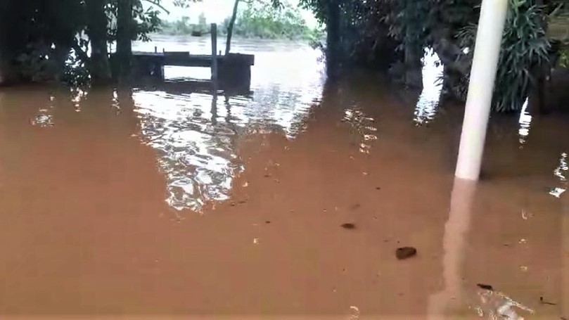 VÍDEO; CHEIA DO RIO PARDO ALAGA RANCHOS EM GUAÍRA E REGIÃO