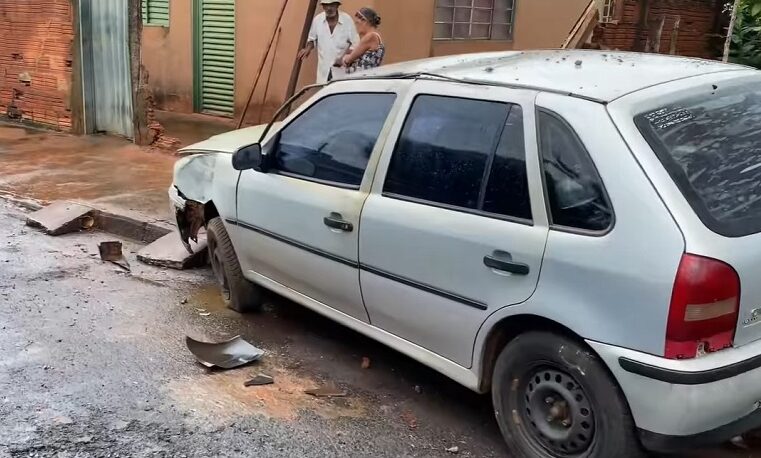 VÍDEO; MOTORISTA BATE EM LIXEIRA E ATINGE CASA EM MIGUELÓPOLIS