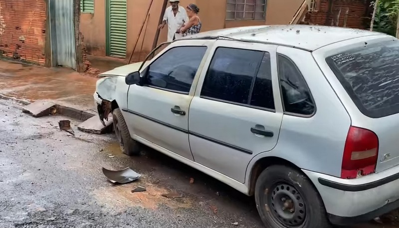 VÍDEO; MOTORISTA BATE EM LIXEIRA E ATINGE CASA EM MIGUELÓPOLIS