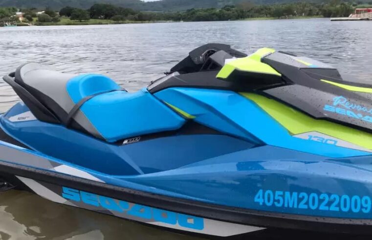 LANCHA ATROPELA JET-SKI E HOMEM SOFRE FRATURA EXPOSTA, EM RIFAINA. CONDUTOR FUGIU