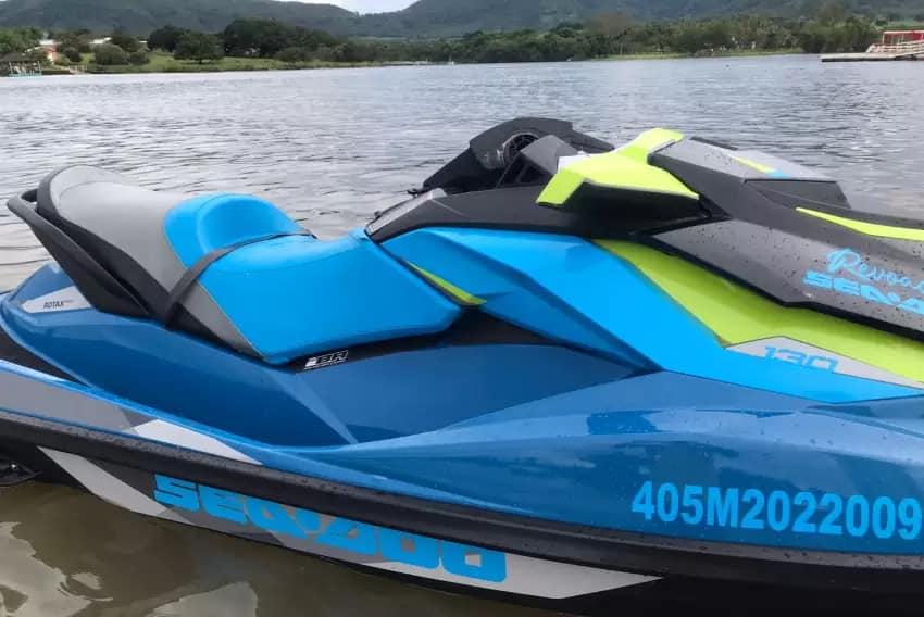 LANCHA ATROPELA JET-SKI E HOMEM SOFRE FRATURA EXPOSTA, EM RIFAINA. CONDUTOR FUGIU