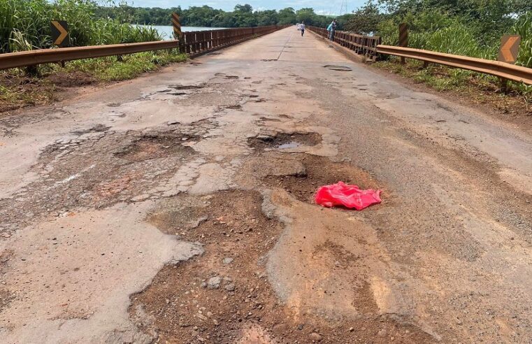 ATENÇÃO MOTORISTAS: BURACOS NA PONTE SOBRE O RIO GRANDE, PREJUDICAM TRÂNSITO NA VOLTA GRANDE