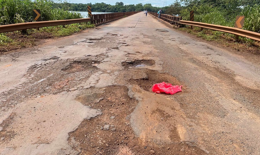 ATENÇÃO MOTORISTAS: BURACOS NA PONTE SOBRE O RIO GRANDE, PREJUDICAM TRÂNSITO NA VOLTA GRANDE