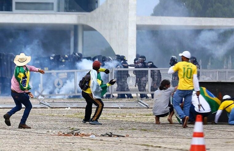 OAB REPUDIA ATAQUES EM BRASÍLIA; LULA DETERMINA INTERVENÇÃO FEDERAL NO DF APÓS INVASÕES