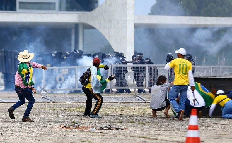 OAB REPUDIA ATAQUES EM BRASÍLIA; LULA DETERMINA INTERVENÇÃO FEDERAL NO DF APÓS INVASÕES