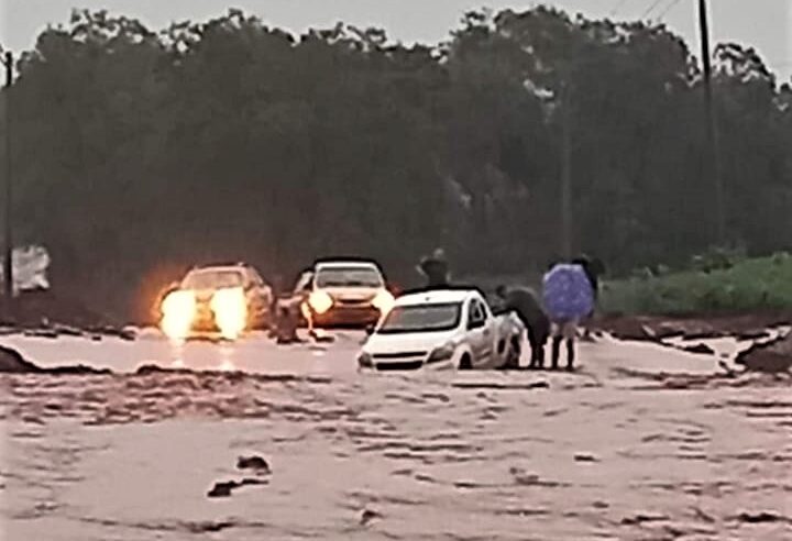 CHUVAS COMPLICAM TRÂNSITO EM ESTRADAS RURAIS DE GUAÍRA