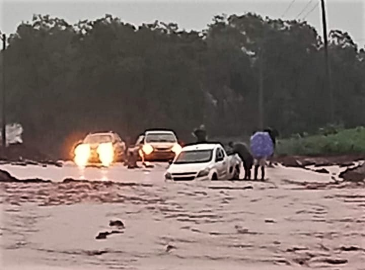 CHUVAS COMPLICAM TRÂNSITO EM ESTRADAS RURAIS DE GUAÍRA