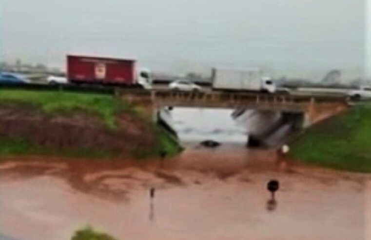 RODOVIA ANHANGUERA VIRA ‘RIO’ E FAZ CARRO BOIAR DURANTE TEMPORAL EM ITUVERAVA; VÍDEO