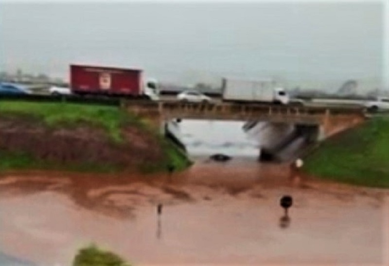 RODOVIA ANHANGUERA VIRA ‘RIO’ E FAZ CARRO BOIAR DURANTE TEMPORAL EM ITUVERAVA; VÍDEO