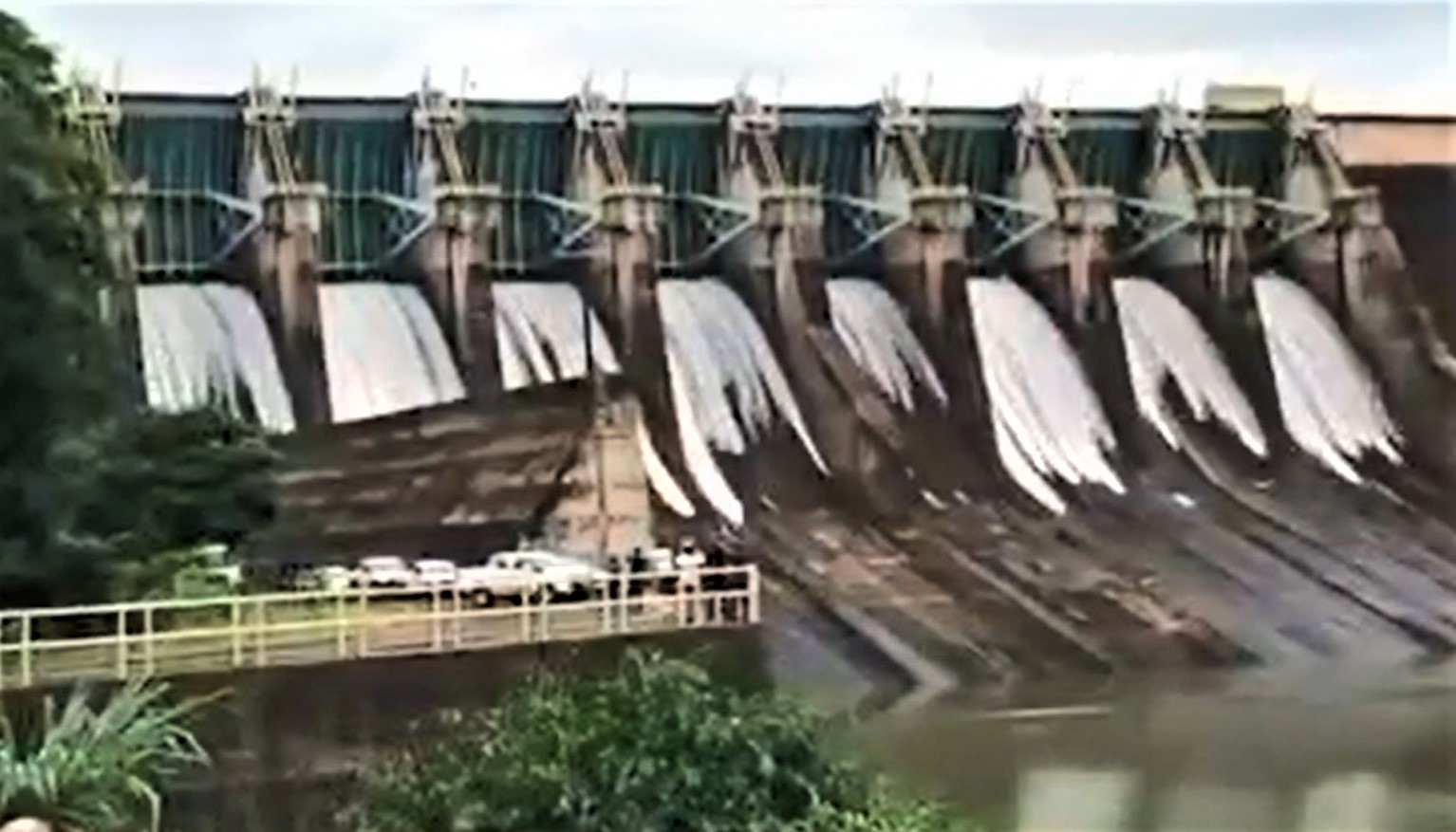 VÍDEO; USINA DE MARIMBONDO, NO RIO GRANDE, ABRE COMPORTAS PARA ESCOAMENTO DAS ÁGUAS