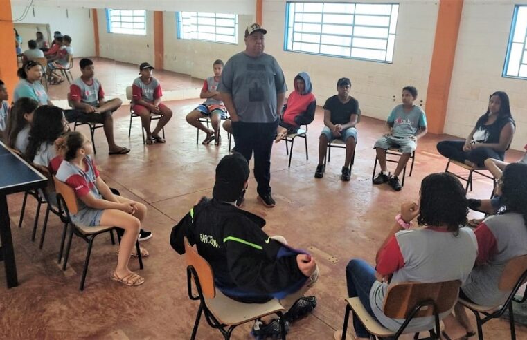 CONSELHEIRO TUTELAR MINISTRA PALESTRA SOBRE GRAVIDEZ NA ADOLESCENCIA PARA JOVENS DA SOGUBE