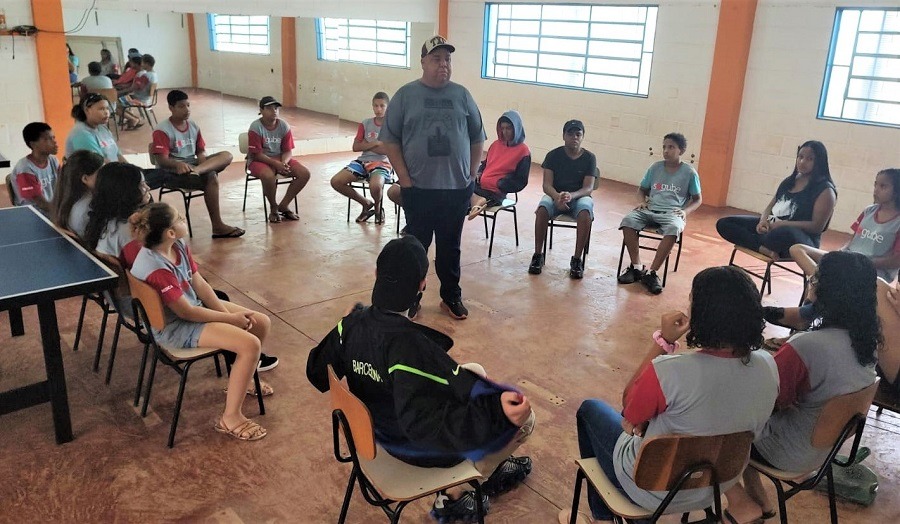 CONSELHEIRO TUTELAR MINISTRA PALESTRA SOBRE GRAVIDEZ NA ADOLESCENCIA PARA JOVENS DA SOGUBE