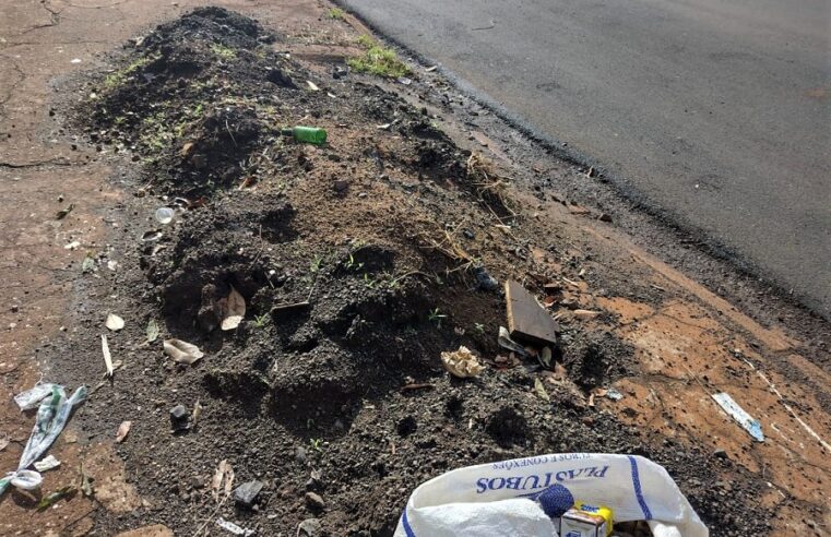 EMPRESÁRIOS E MORADORES PEDEM LIMPEZA DE VIA PÚBLICA EM GUAÍRA