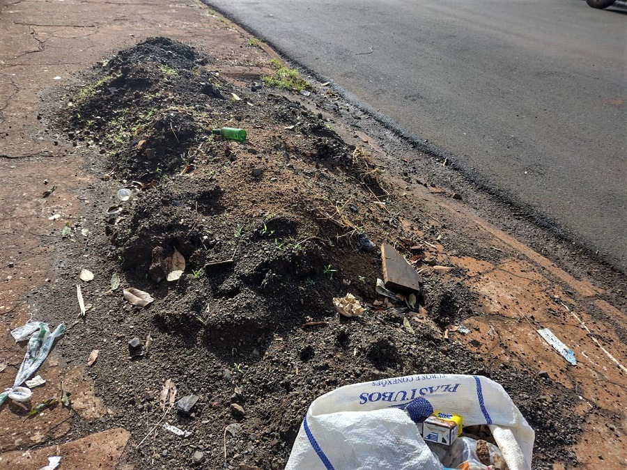 EMPRESÁRIOS E MORADORES PEDEM LIMPEZA DE VIA PÚBLICA EM GUAÍRA