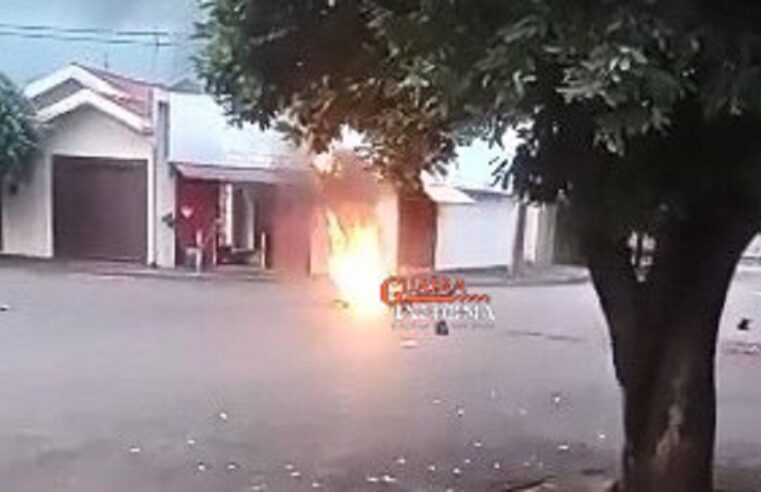 VÍDEO; EXCLUSIVO: MOTO EXPLODE E PEGA FOGO NO BAIRRO TONICO GARCIA