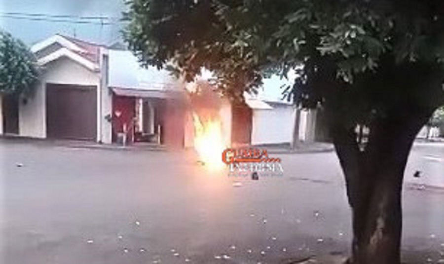 VÍDEO; EXCLUSIVO: MOTO EXPLODE E PEGA FOGO NO BAIRRO TONICO GARCIA