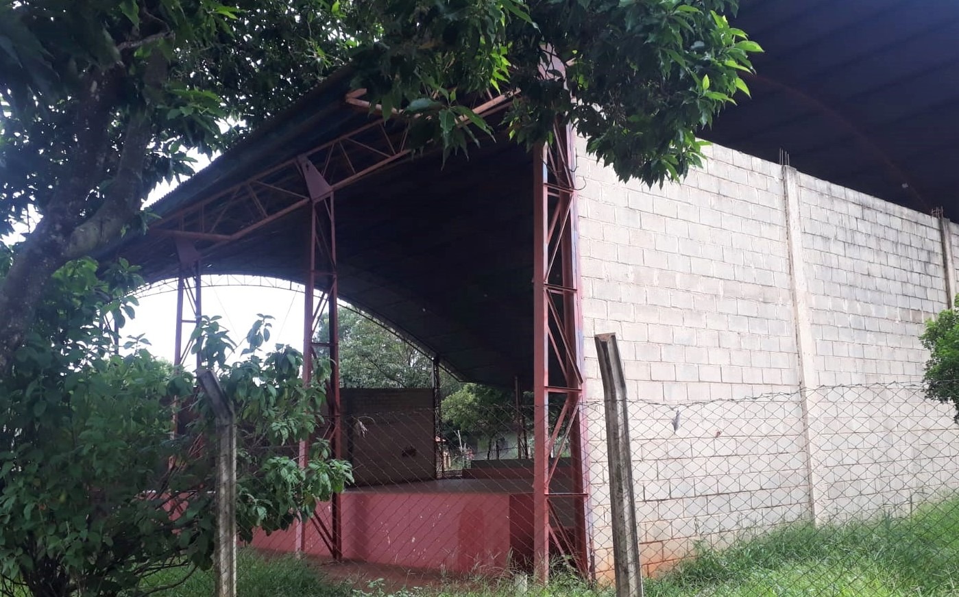 MORADORES RECLAMAM DAS CONDIÇÕES DE QUADRA E ANTIGA PRÉ ESCOLA DA COHAB 2, EM GUAÍRA