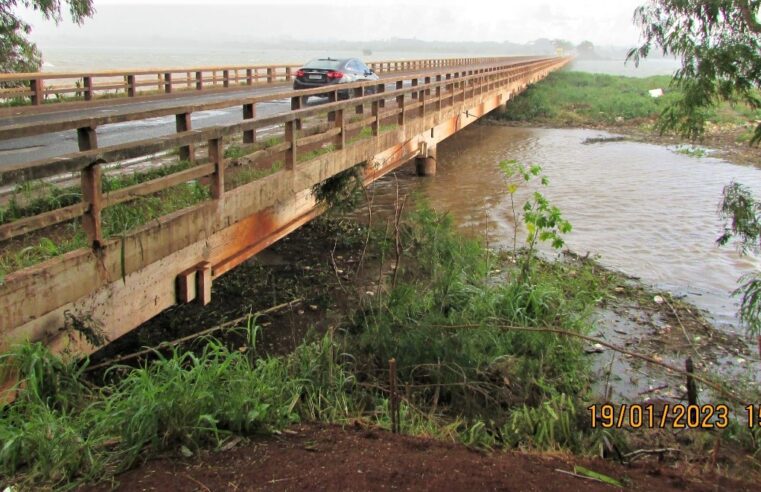 VEGETAÇÃO SOB A PONTE DO RIO GRANDE EM COLÔMBIA, DEIXA AUTORIDADES EM ALERTA