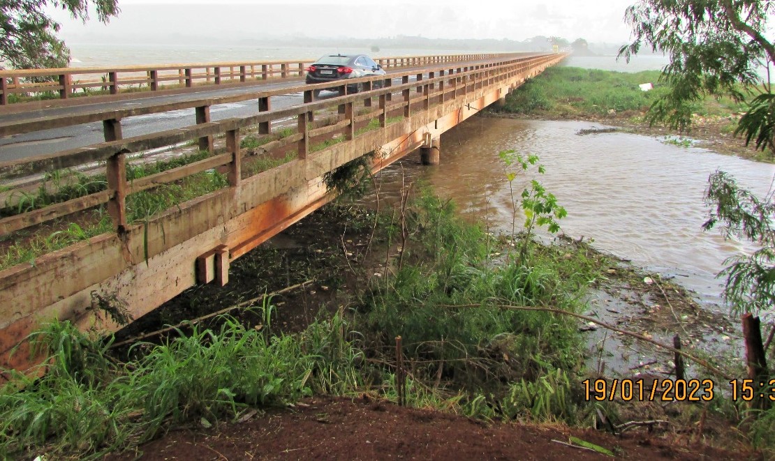 VEGETAÇÃO SOB A PONTE DO RIO GRANDE EM COLÔMBIA, DEIXA AUTORIDADES EM ALERTA