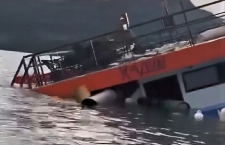 VÍDEO; BAR FLUTUANTE AFUNDA NO LAGO DE FURNAS EM CAPITÓLIO