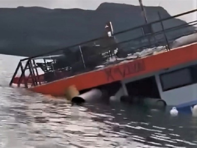 VÍDEO; BAR FLUTUANTE AFUNDA NO LAGO DE FURNAS EM CAPITÓLIO