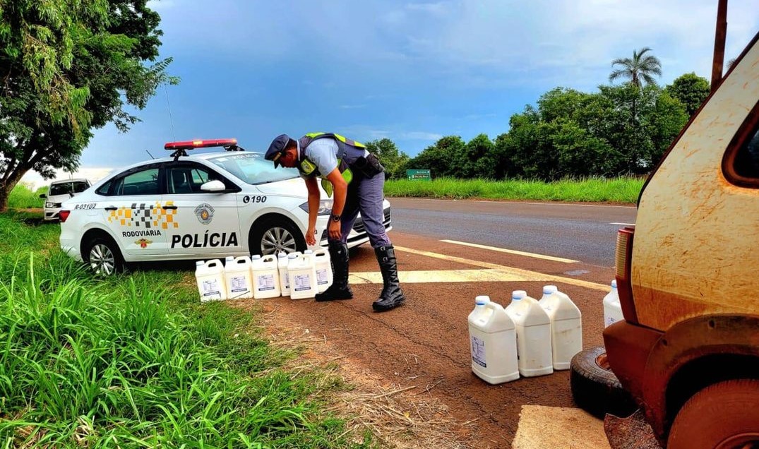 HOMENS SÃO PRESOS EM FLAGRANTE ACUSADOS DE FURTO DE DEFENSIVOS EM RODOVIA ENTRE GUAÍRA E BARRETOS