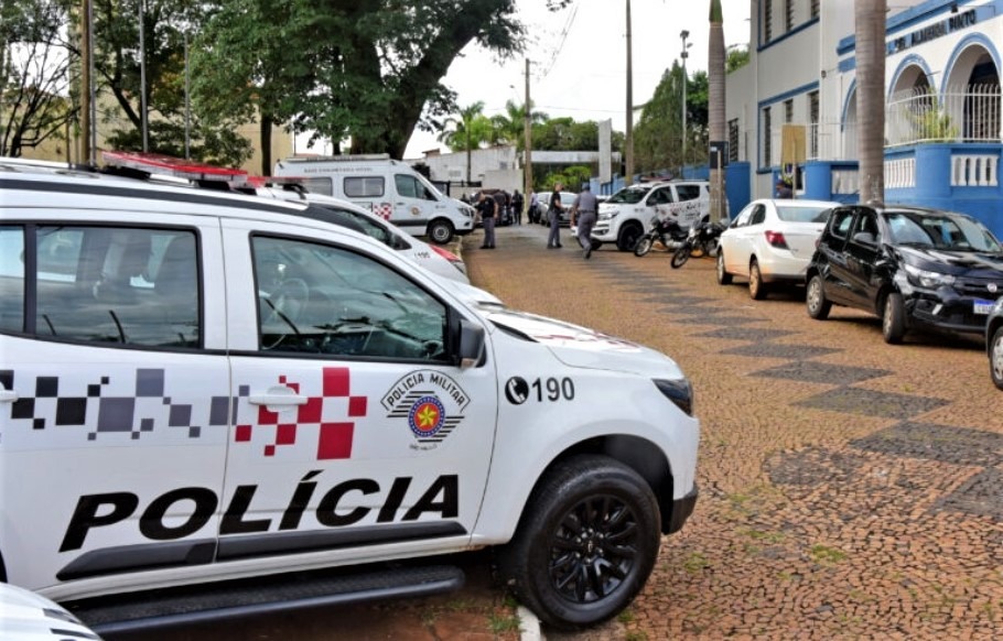 TREINAMENTO: POLÍCIA MILITAR SIMULA DE RESGATE DE REFÉNS EM ESCOLA DE BARRETOS