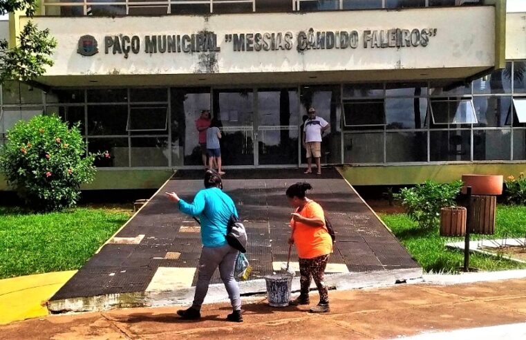 TRABALHADORES GUAIRENSES DO PROGRAMA BOLSA DO POVO RECLAMAM DE ATRASO NO PAGAMENTOS DOS SALÁRIOS