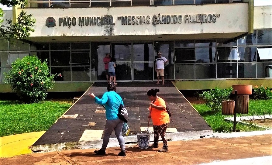 TRABALHADORES GUAIRENSES DO PROGRAMA BOLSA DO POVO RECLAMAM DE ATRASO NO PAGAMENTOS DOS SALÁRIOS