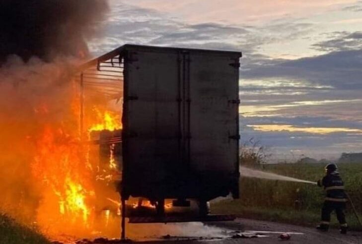 INCÊNDIO DESTRÓI CAMINHÃO PRÓXIMO A AGROMEM EM GUAÍRA