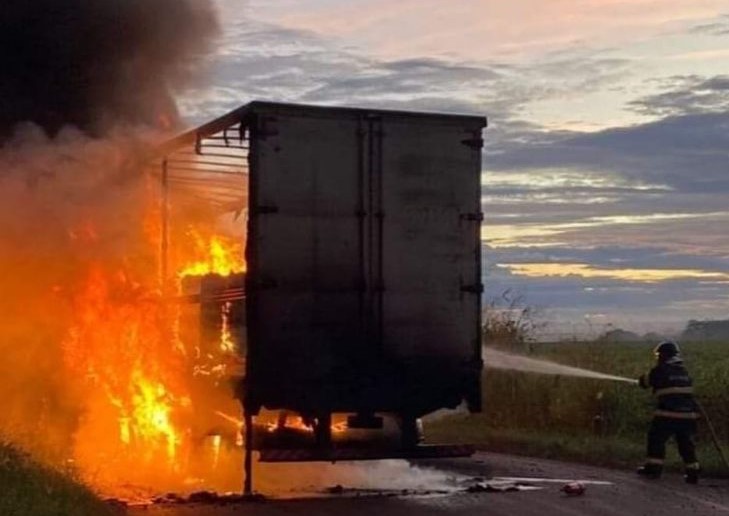 INCÊNDIO DESTRÓI CAMINHÃO PRÓXIMO A AGROMEM EM GUAÍRA