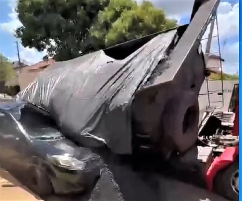 VÍDEO; ASFALTO CEDE E CAMINHÃO TOMBA SOBRE CARRO EM BARRETOS